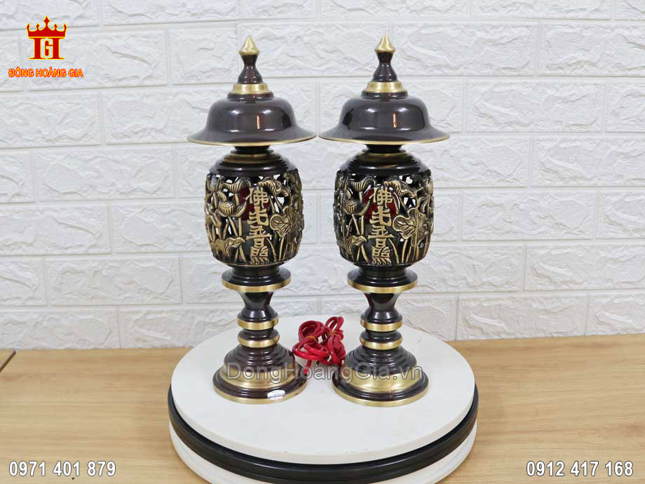 Đôi đèn thờ bằng đồng hun giả cổ là mẫu được nhiều khách hàng yêu thích